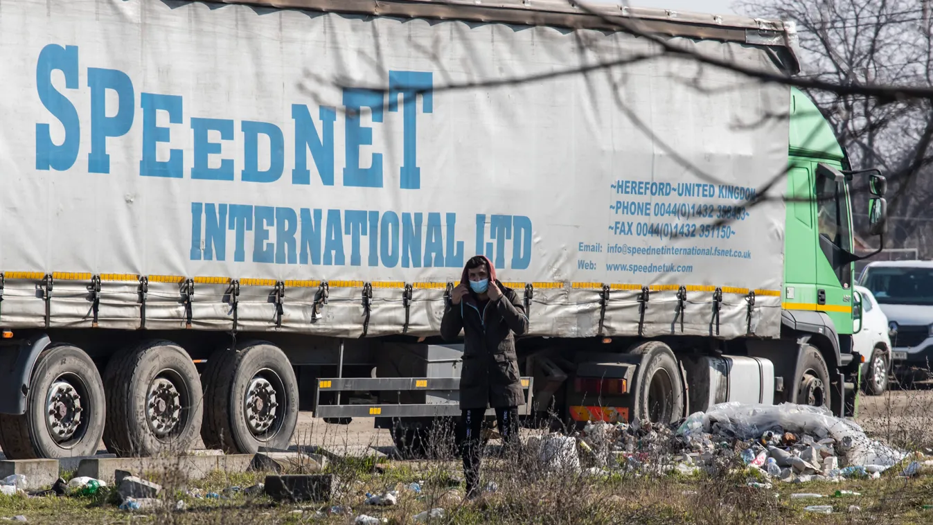 Megdöbbentő videó! Így játsszák ki a migránsok a kamionosokat a magyar határnál