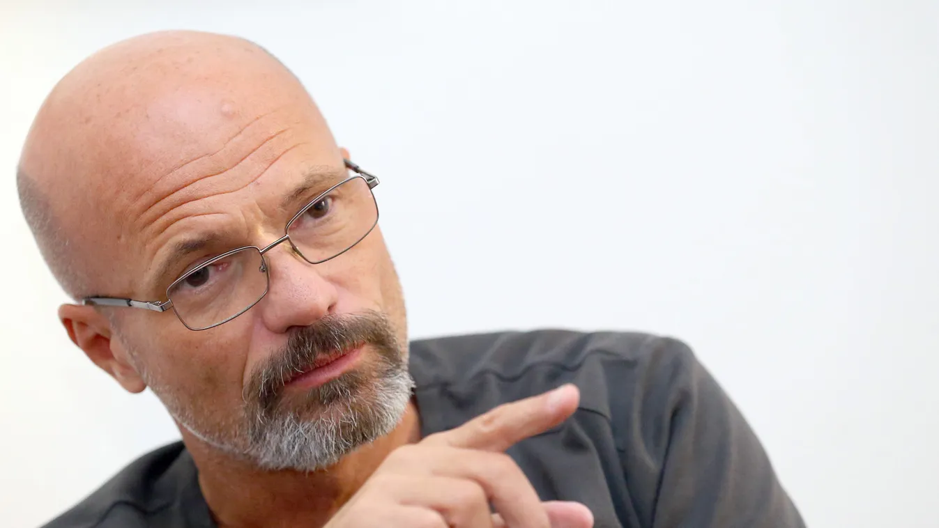 Zacher Gábor figyelmeztet: új függőséghez vezet a karantén