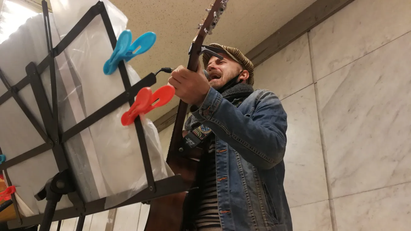 Aluljáróban zenél a Madách Színház sztárja