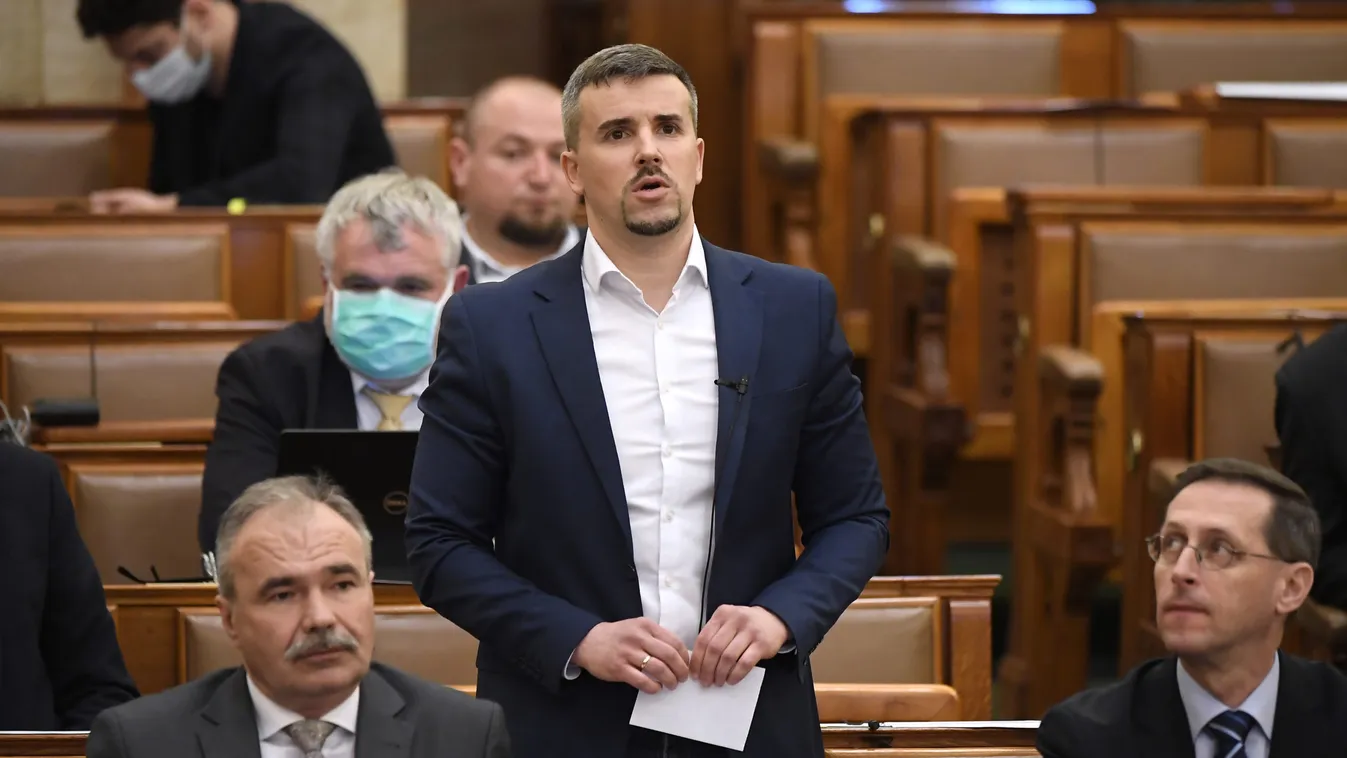 Saját sofőr mellett 2,4 milliós fizetést kap Jakab Péter