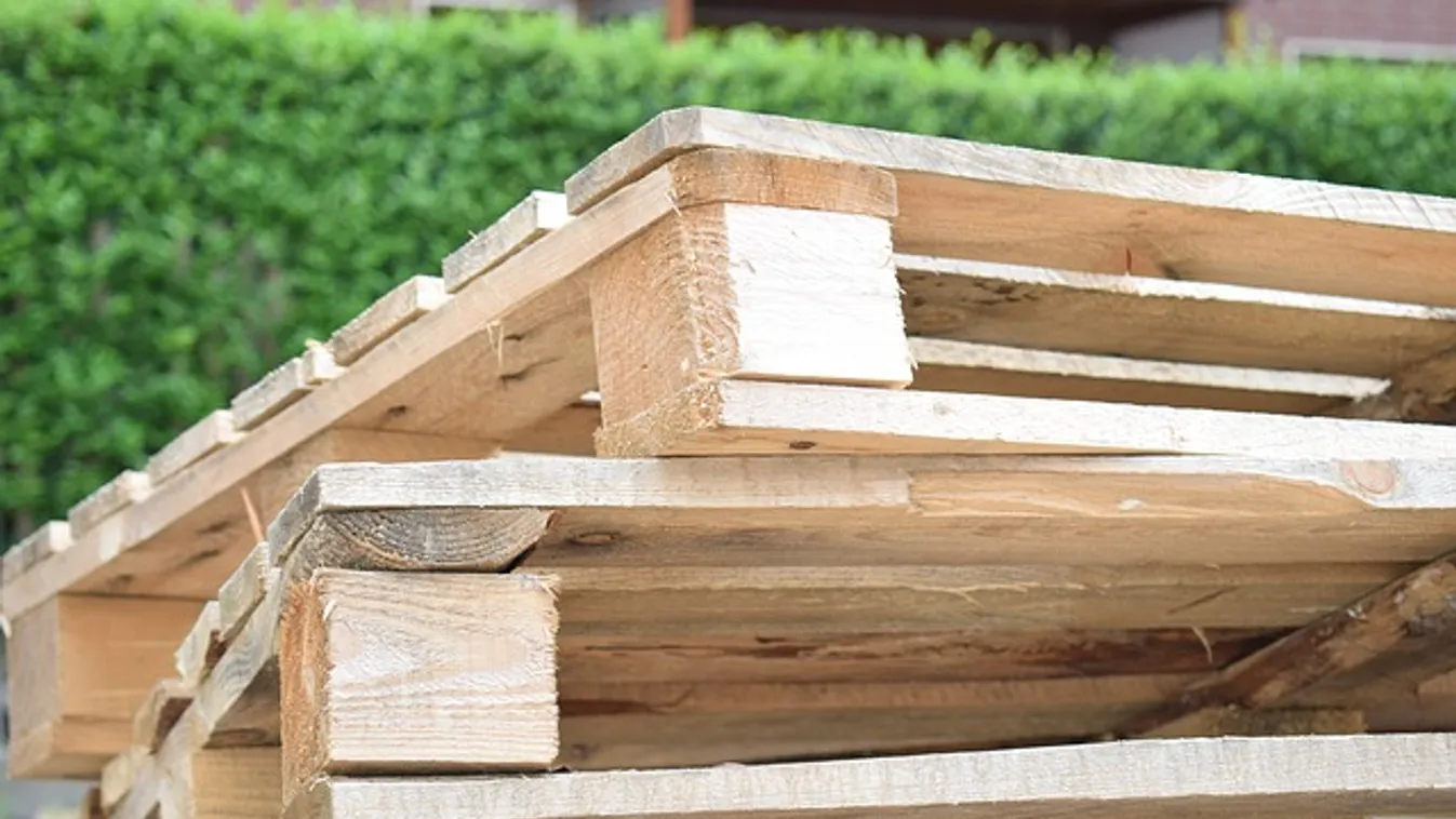 Itt a raklap új élete, így készíthetsz a legolcsóbban magaságyást