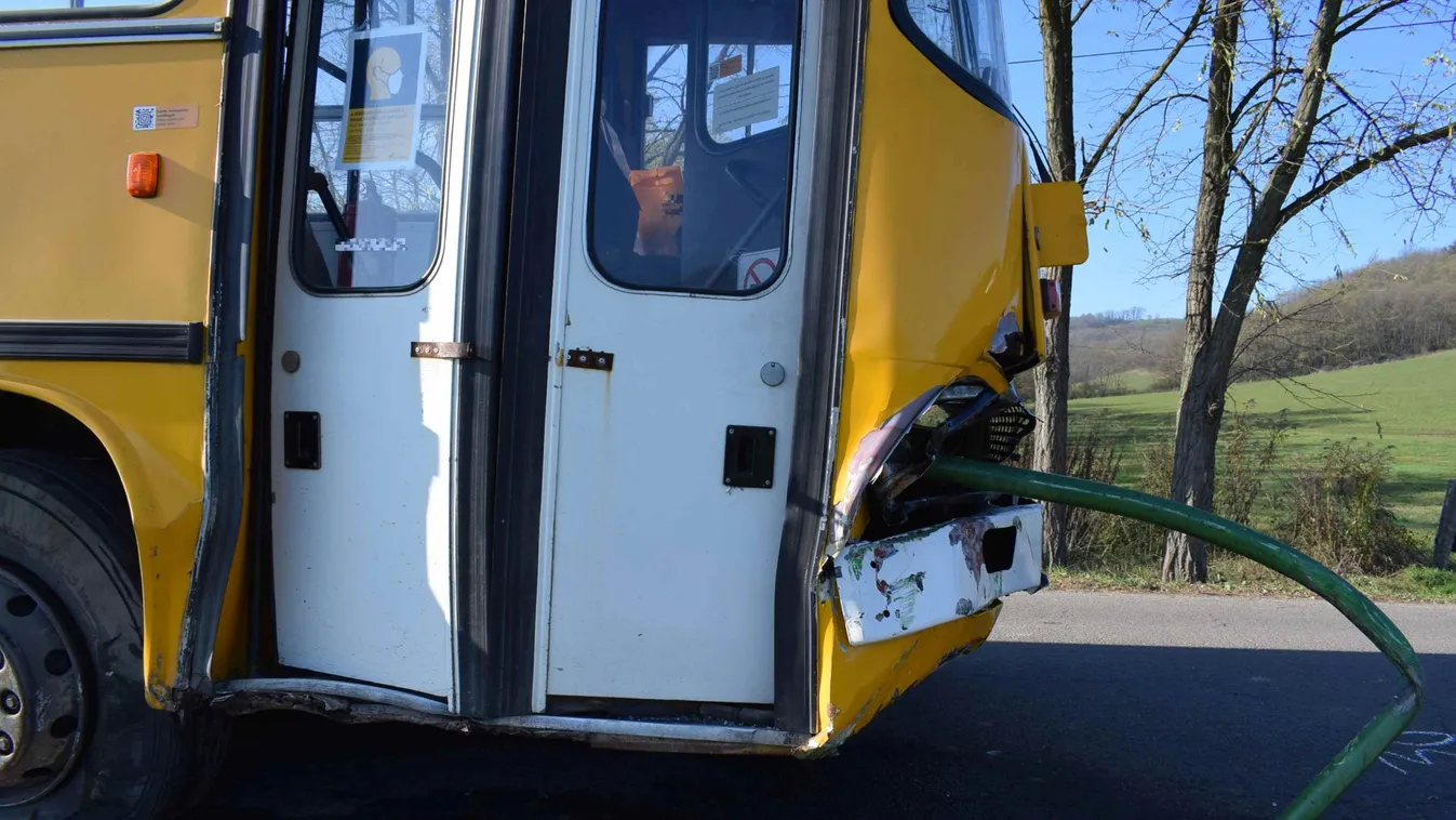 Nógrádi buszsofőr balesetezett, a korlát halálra szúrt egy utast - Fotók