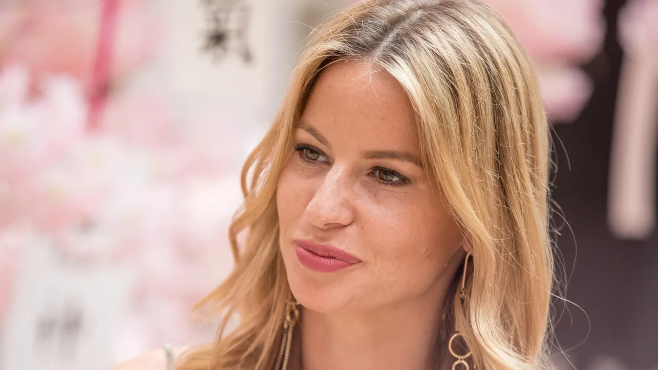 Itt a fotó: Mádai Vivien megmutatta, kivel osztja meg az ágyát