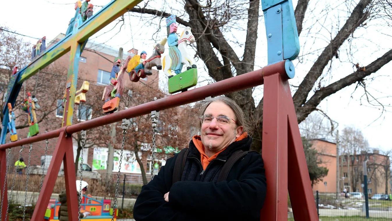 Egy férfi bevette Budapestet és elképesztően csal mosolyt a gyerekek arcára