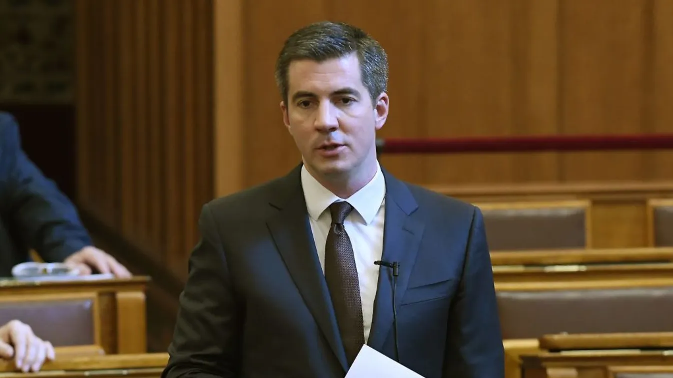 Kocsis Máté javaslatára az Országgyűlés felállással tisztelgett az egészségügyi dolgozók és az elhunytak előtt