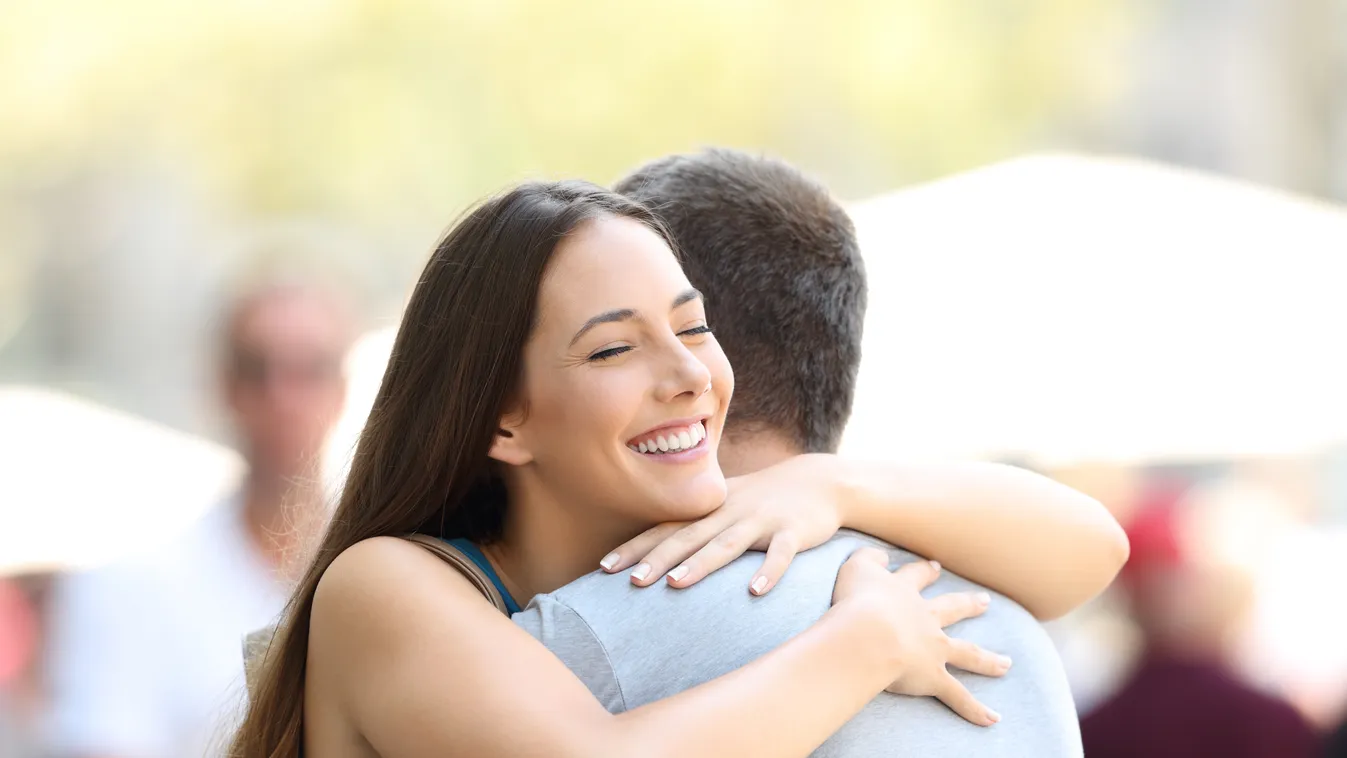 Figyelmeztet a szakértő: a szeretteink megölelése új vírusmutánsokat eredményezhet