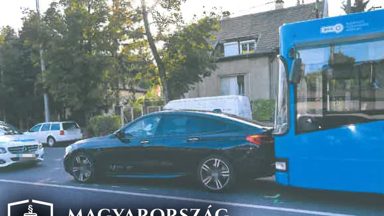 Utasokat szállító busz előtt büntetőfékezett az agresszív BMW-s – Fotó