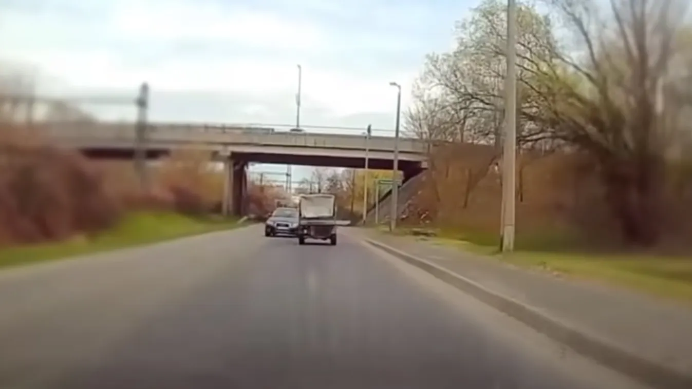 Pillanatokon múlt a tragédia: két autós majdnem frontálisan ütközött - Videó