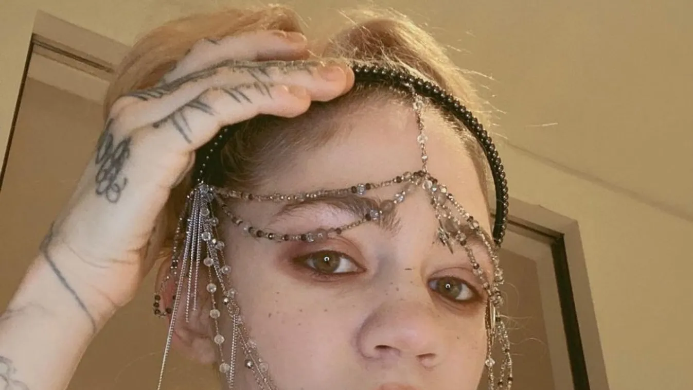 Mi az atyaúristent csinált a testével Elon Musk barátnője?