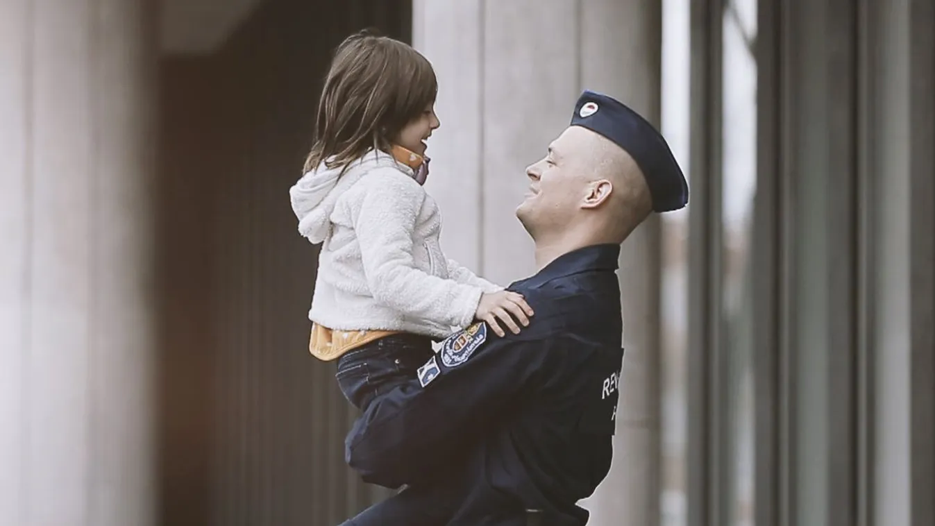 Bele sem gondolunk, mennyit jelent a munkájuk: megható videóval köszöntötték a rendőröket