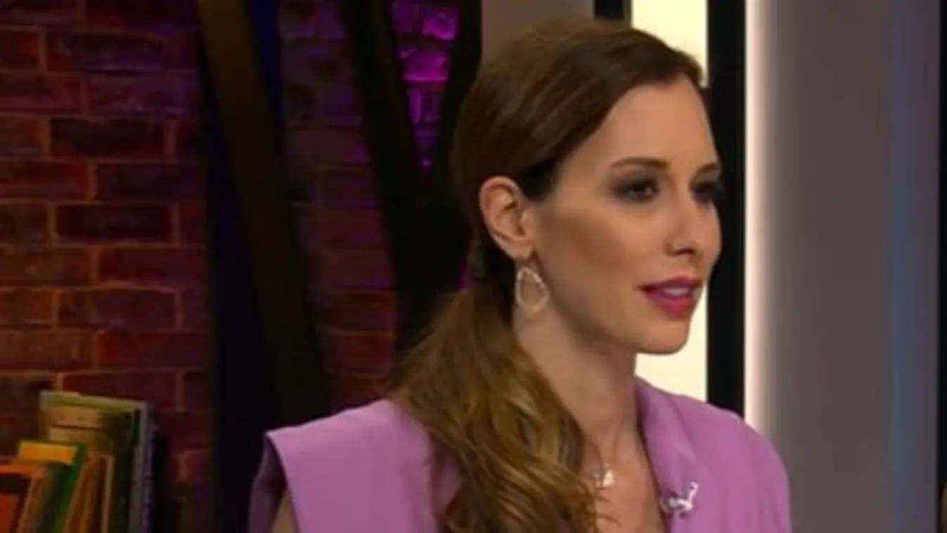 Kínos, óriásit esett a színpadon Demcsák Zsuzsa - Videó