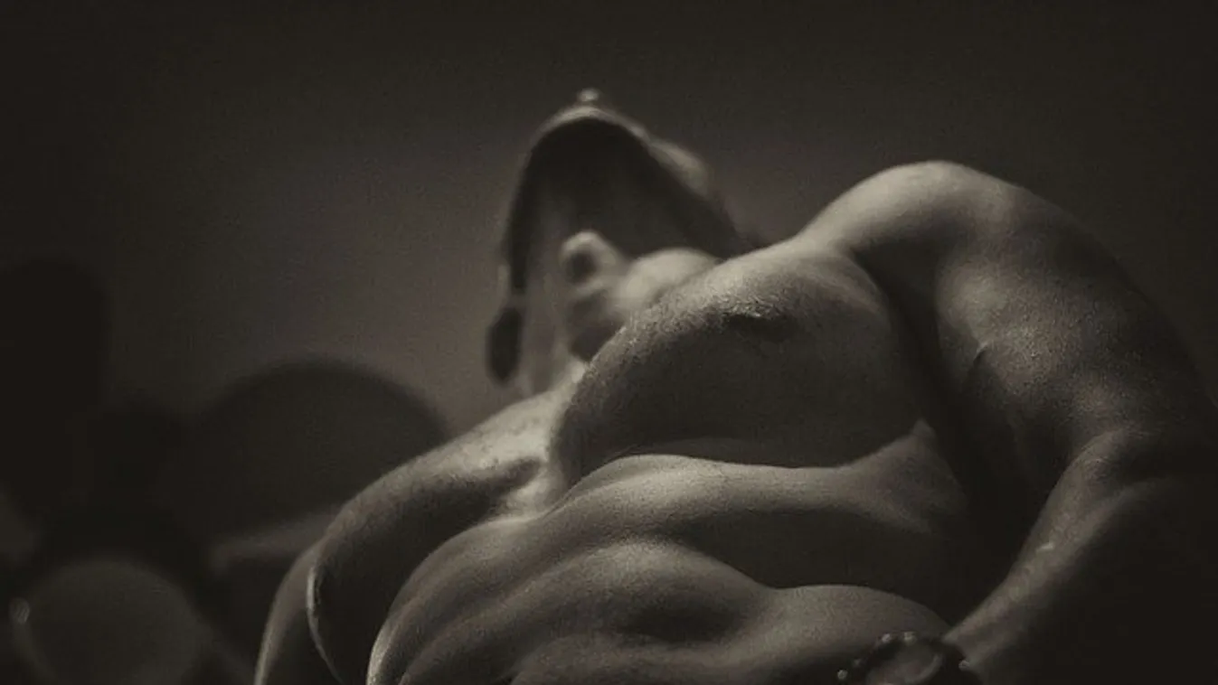 Pornósztárral támadnak az oltástagadók