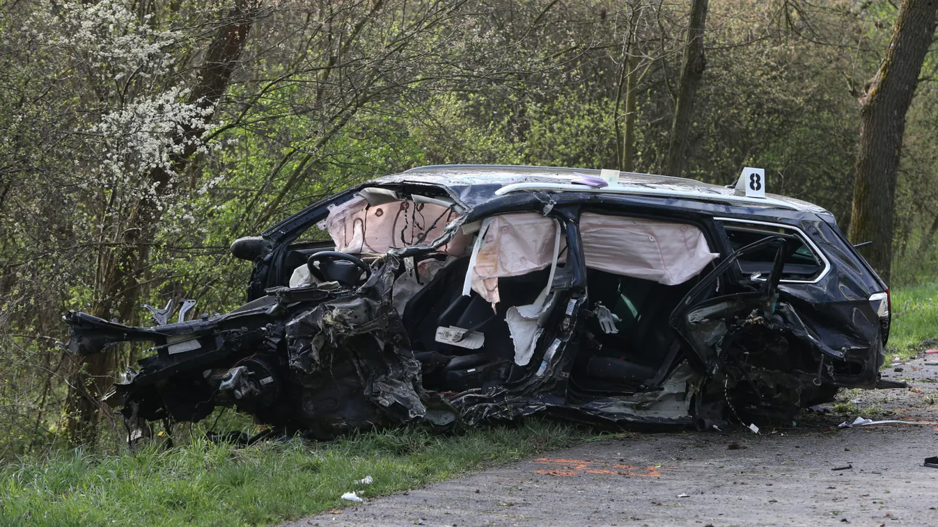 Durva fotók: kirepült autójából és szörnyethalt a Békés megyei sofőr