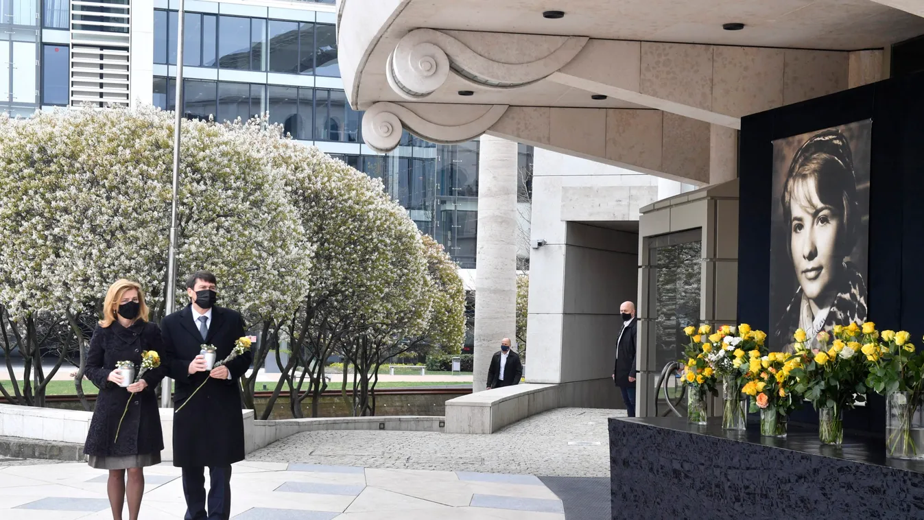 A Nemzeti Színház előtt emlékezett meg Törőcsik Mariról Áder János és felesége