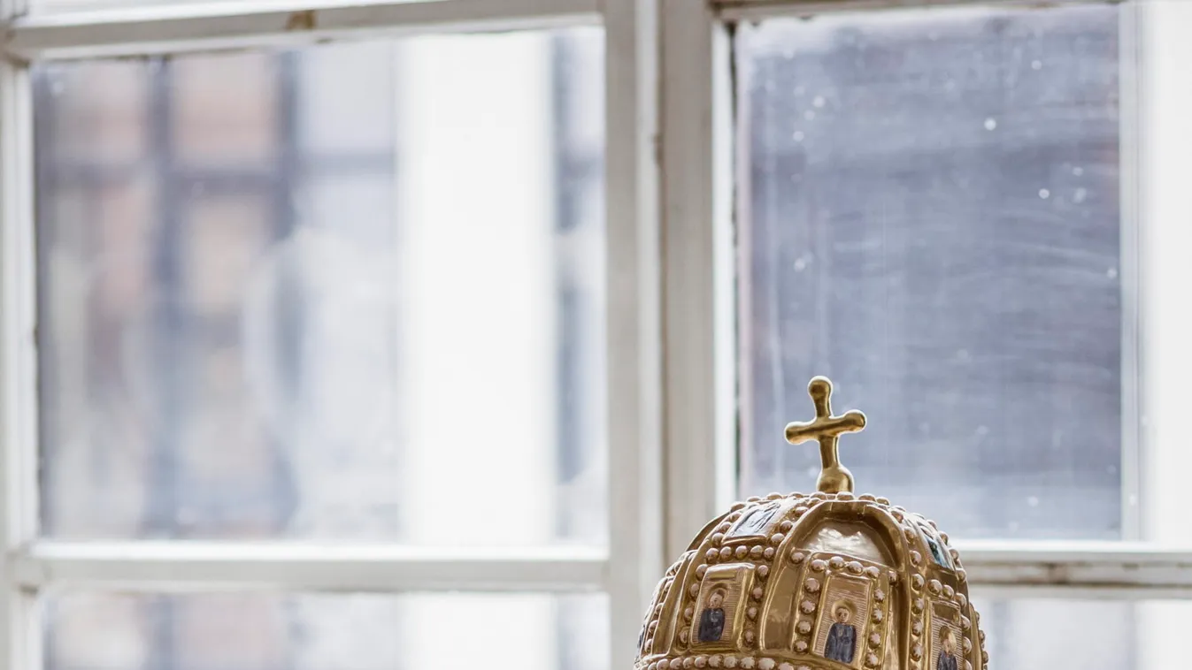 Az ország legnagyobb Zsolnay-kandallóját építik a Budavári Palota Szent István-termében - Fotók