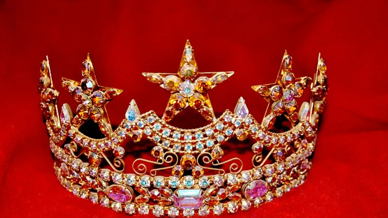 Kínos videó a botrányos szépségversenyről: Letépték a nyertes fejéről a koronát