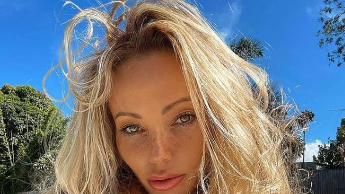 Csak egy cérnaszál takarta a brutál mellű szőkeség micsodáját