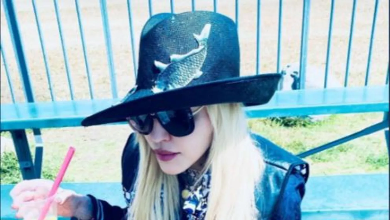 Madonna egy focipálya lelátóján sokkolt mindenkit - Videó