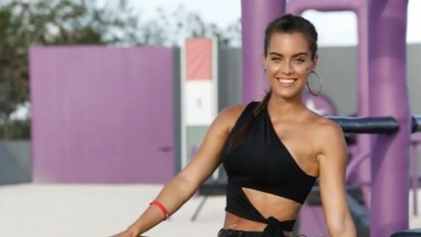 Forrónaciban pózolt Gelencsér Timi: Az sem zavarta, hogy közben bőrig ázik