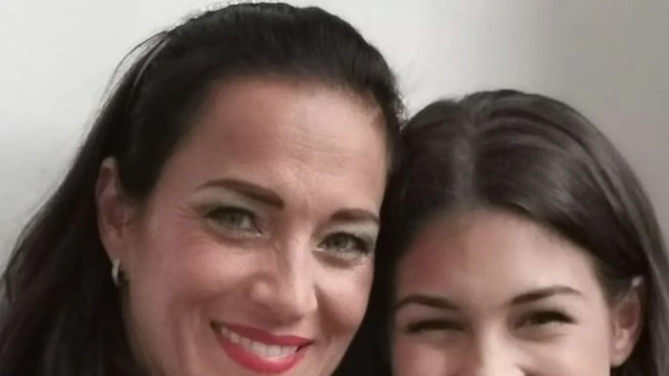 Ledobta a melltartót: Korhatáros fotókon Fésűs Nelly szexi lánya 18+