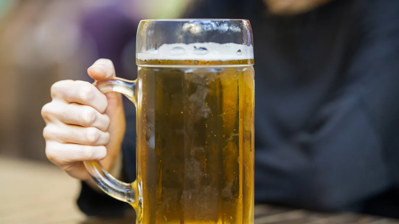 Kocsmatúrára készülnek a fiatalok: kempingszékkel mennek inni, van, aki már reggel elkezdte a terepszemlét