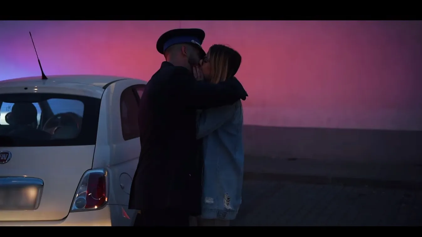 „Leélnéd velem az életed?” - igazoltatásnak álcázta a lánykérést a romantikus rendőr – Videó