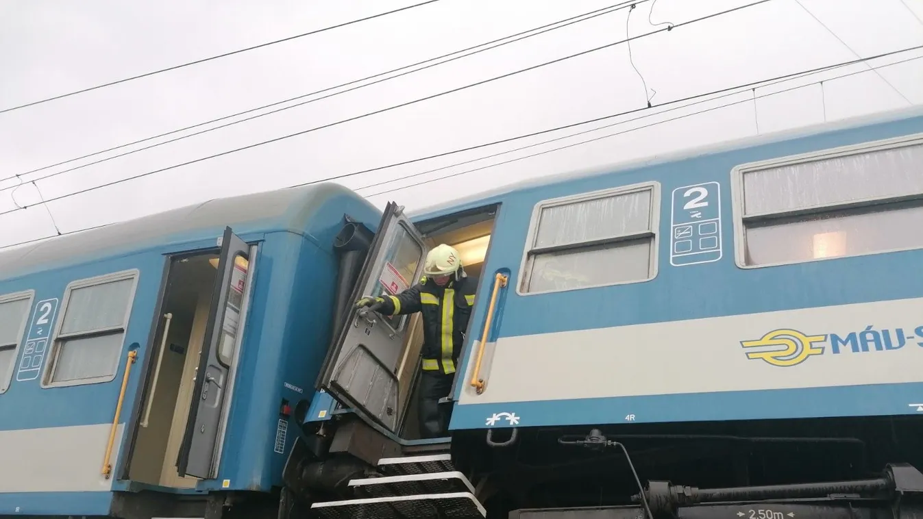 Közleményt adott ki a katasztrófavédelem, helyszíni fotók érkeztek az Újfehértónál történt vonatbalesetről