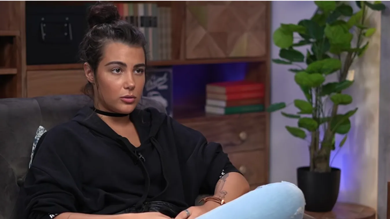 Te mit látsz : Rajongói szerint, nyomkövető van Tóth Andi lábán