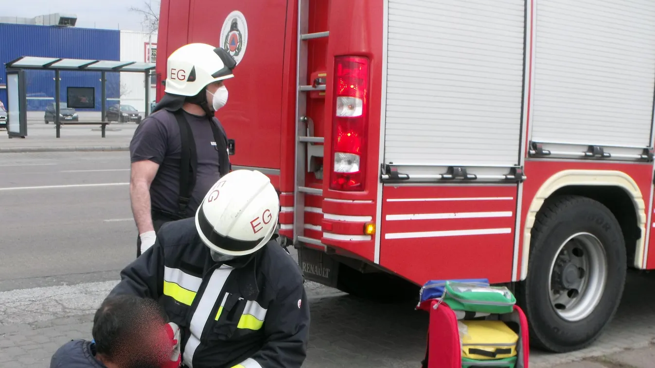  A földön heverve találtak egy vérző férfit a tűzoltók Egerben - Fotó