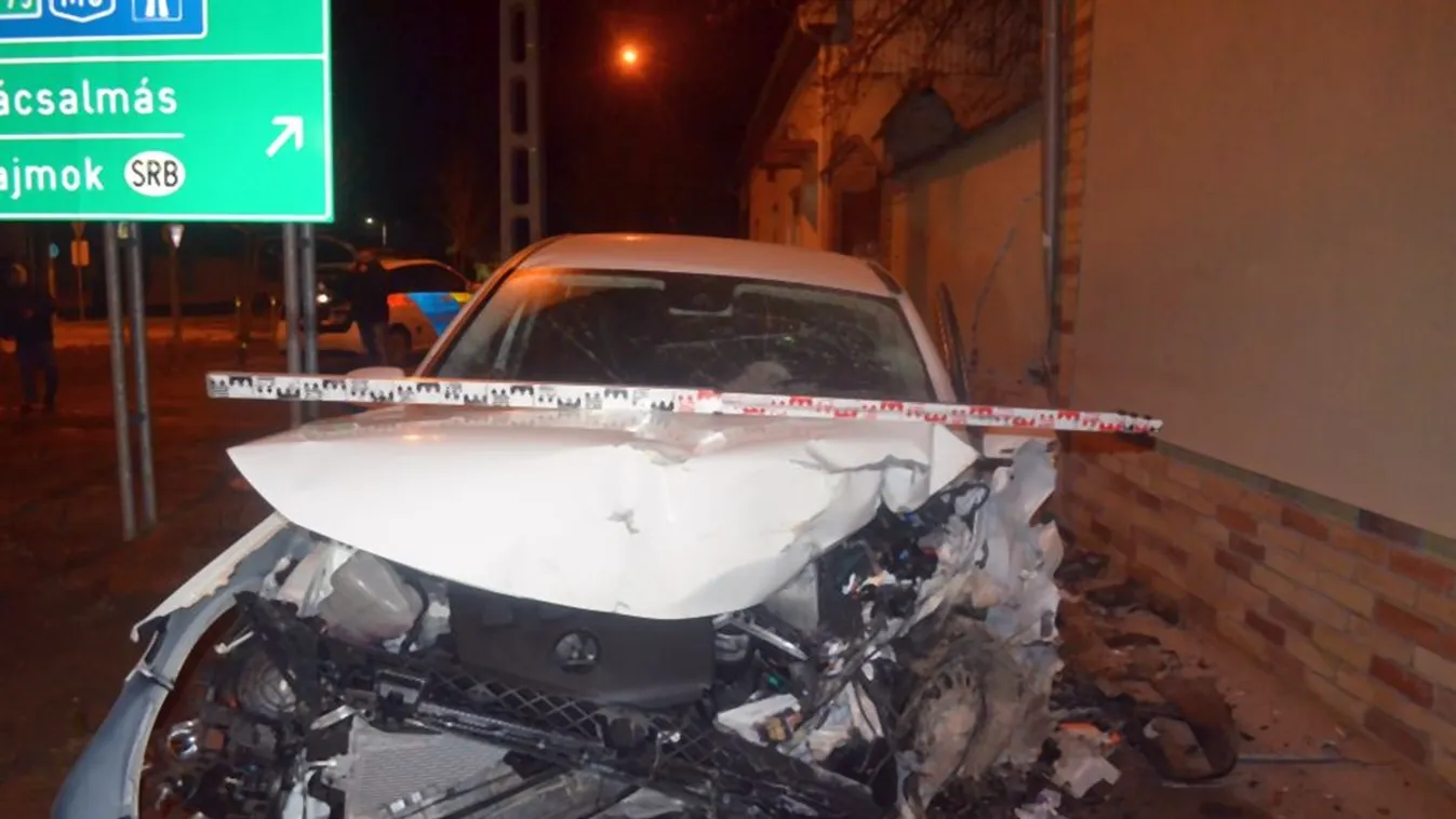 Rommá tört a migránsokkal teli lopott merci: házfalnak csapódott