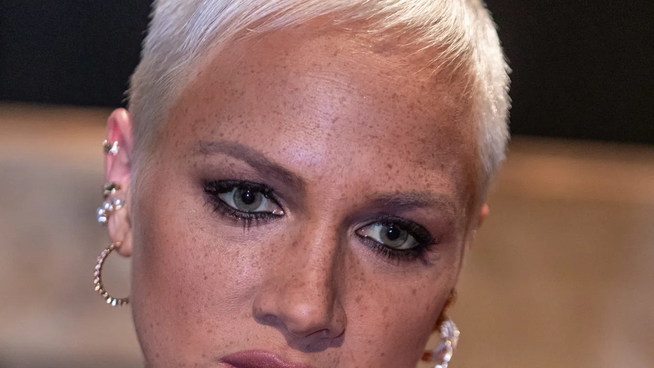 Aljas csalók éltek vissza Tóth Gabi fotójával, óriási a felháborodás