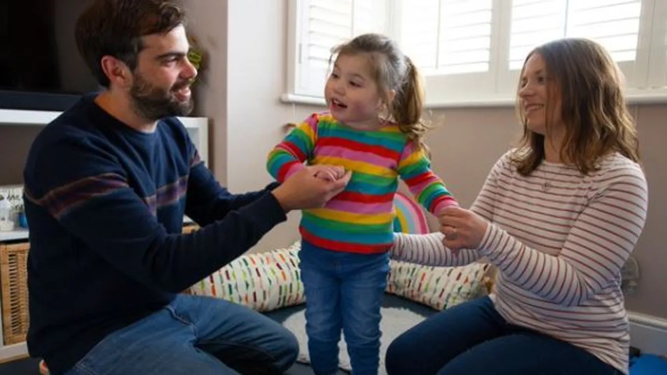 Felfoghatatlan: szörnyű betegségben szenved a 3 éves kislány, szülei minden éjjel rettegnek