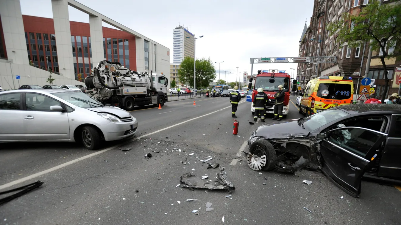  Brutális fotók: két autó karambolozott az Üllői úton
