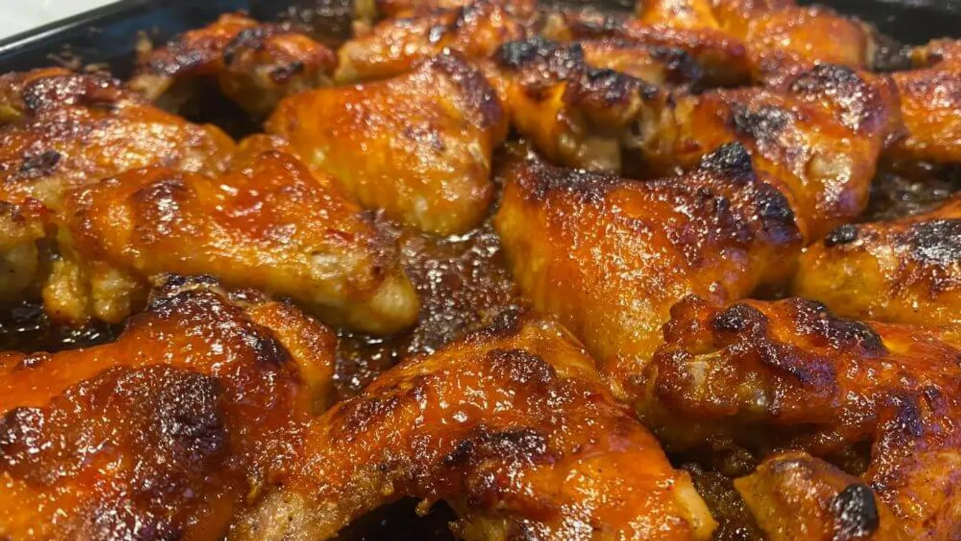 Így készül a legfinomabb csípős csirkeszárny!