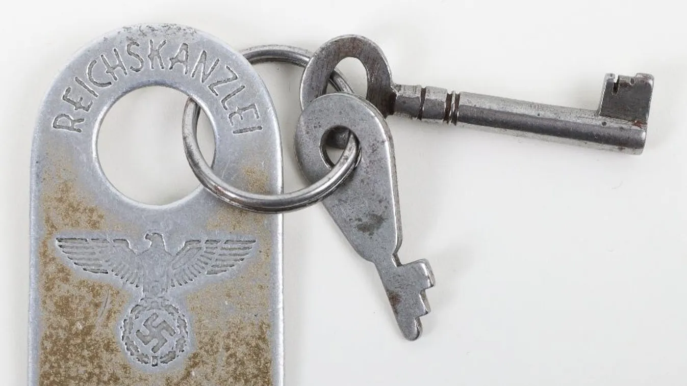 Bizarr árverés: Kalapács alá kerül Adolf Hitler privát vécéjének kulcsa