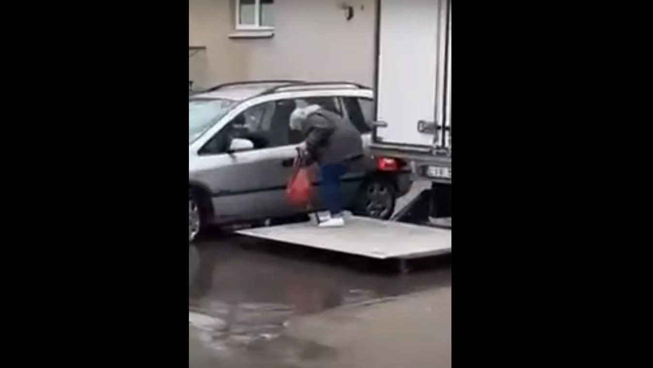Elképesztő módon segítette kocsijához az idős hölgyet a teherautós – Videó
