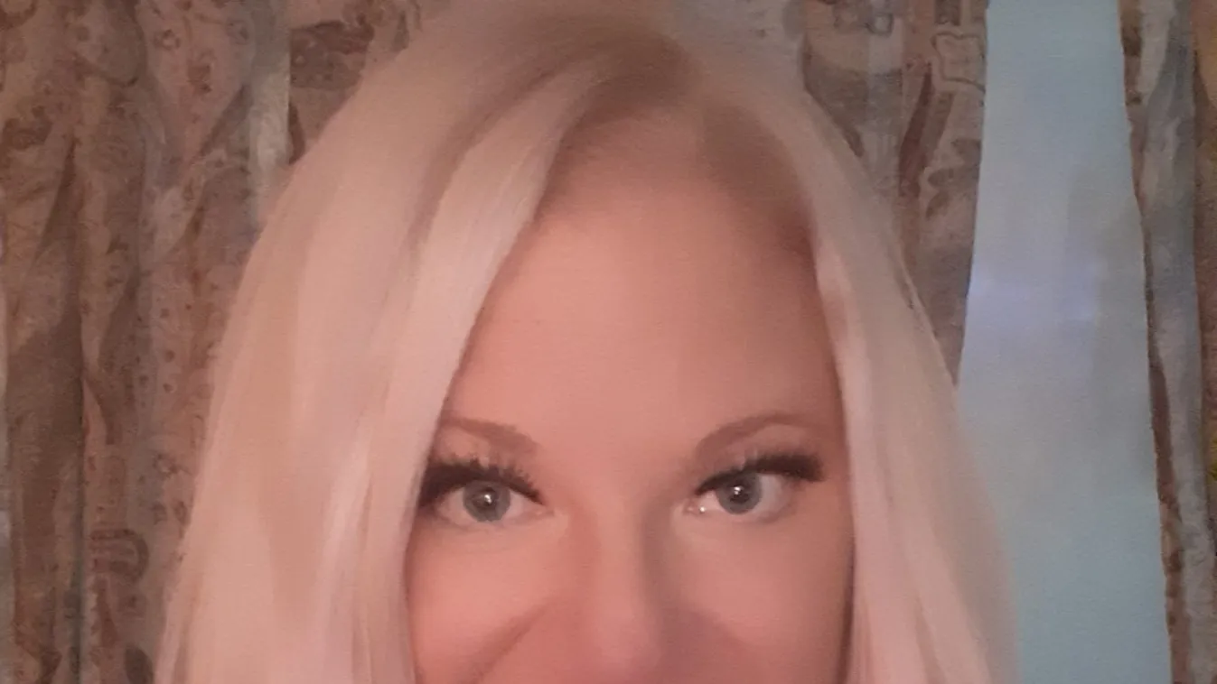 A fél öltözővel szexelt, kirúgták a masszőrnőt