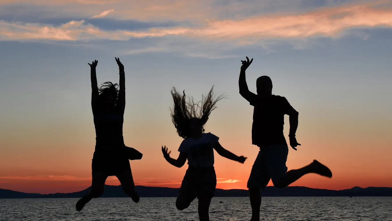 Megvan, mikor dördül el a rajtpisztoly a vidéki strandoknál