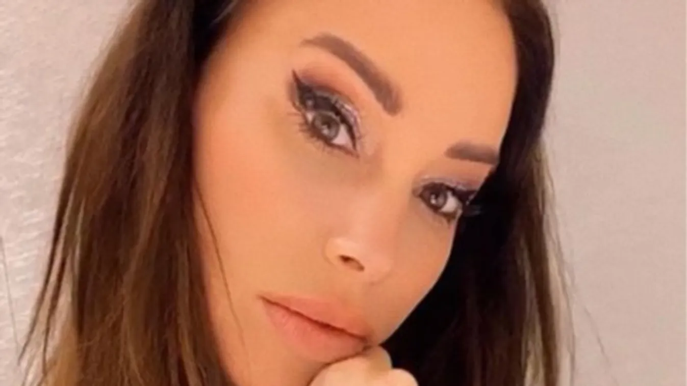 Korhatáros fotó: Pucér mellével hergel Vajna Timi