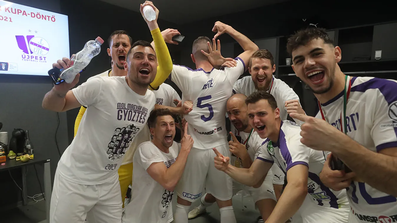Leleplező fotó, aranyérmes lett az Újpest szurkolója, pályára is lépett
