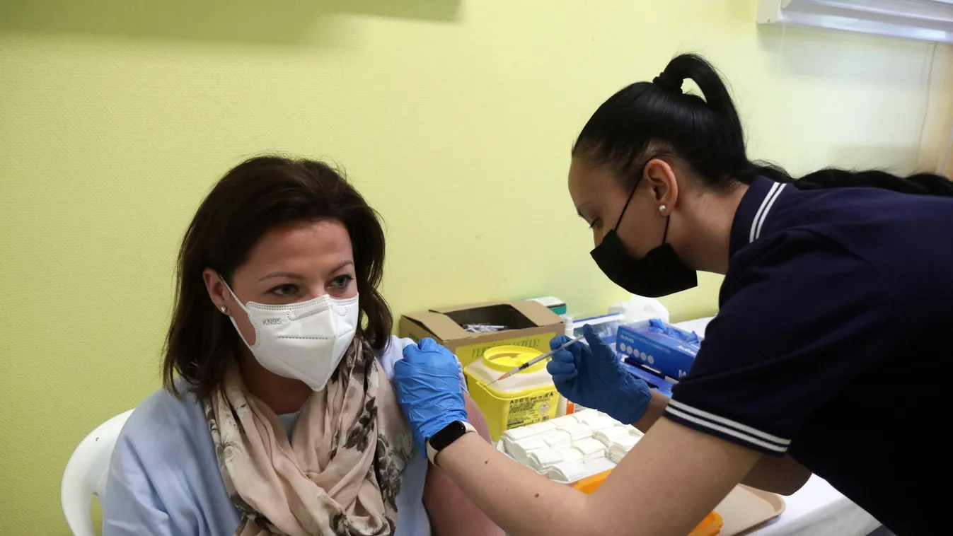 Itt vannak a friss adatok: már 4 millió 305 ezer embert oltottak be Magyarországon