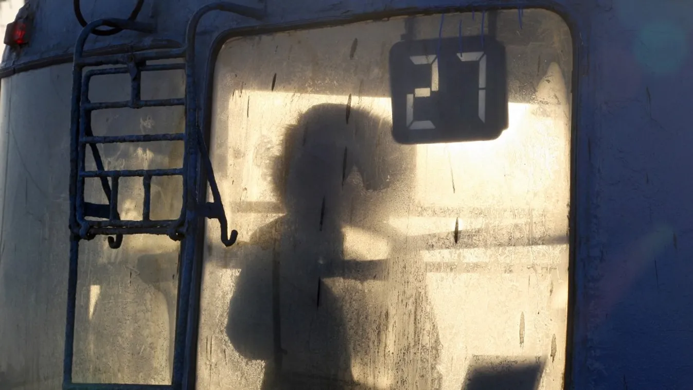 Villám csapott a trolibuszba, az életükért menekültek az emberek