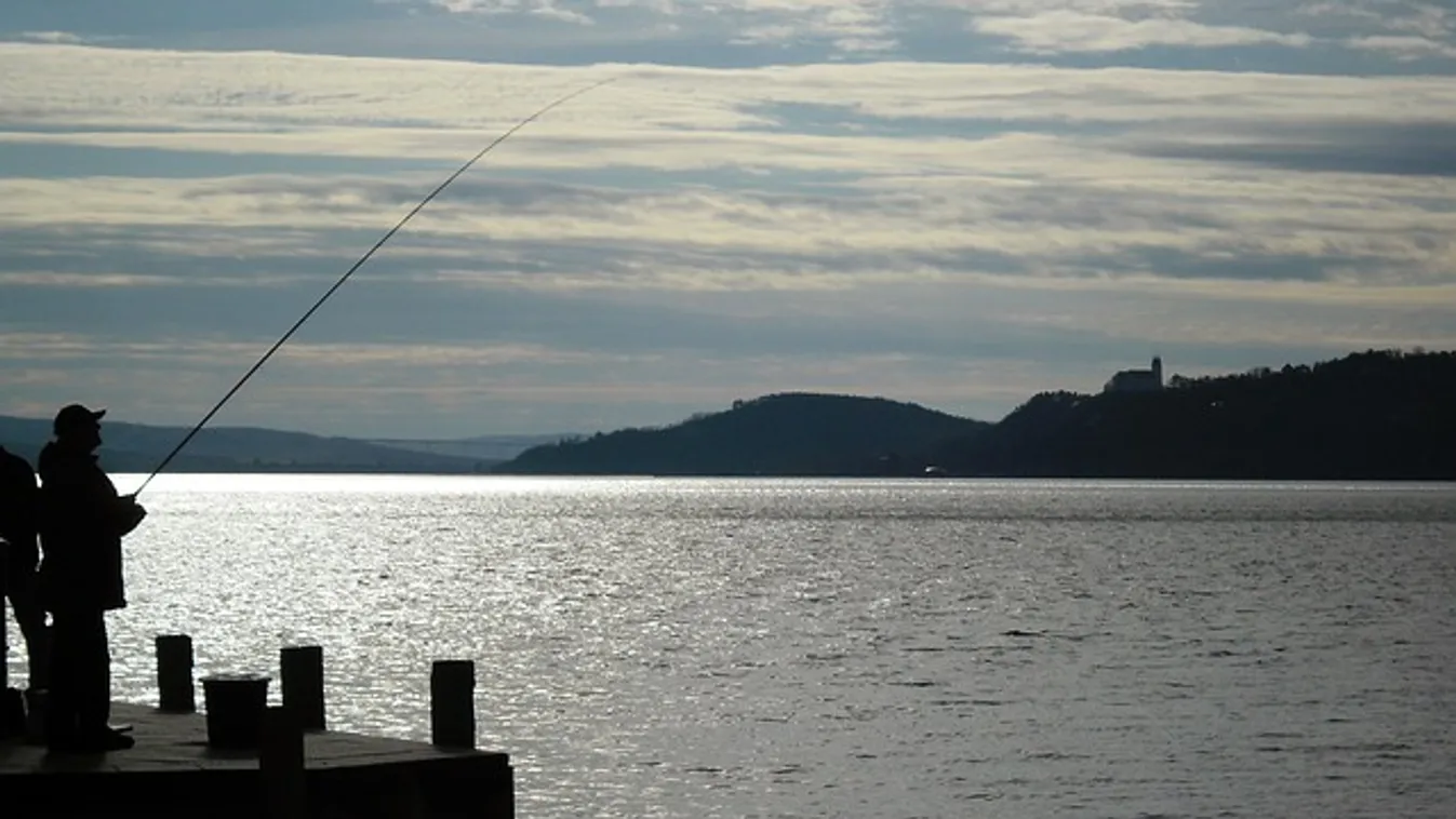 Gigantikus, vérvörös halszörny került elő a Balatonból, sokkot kapott a horgász is