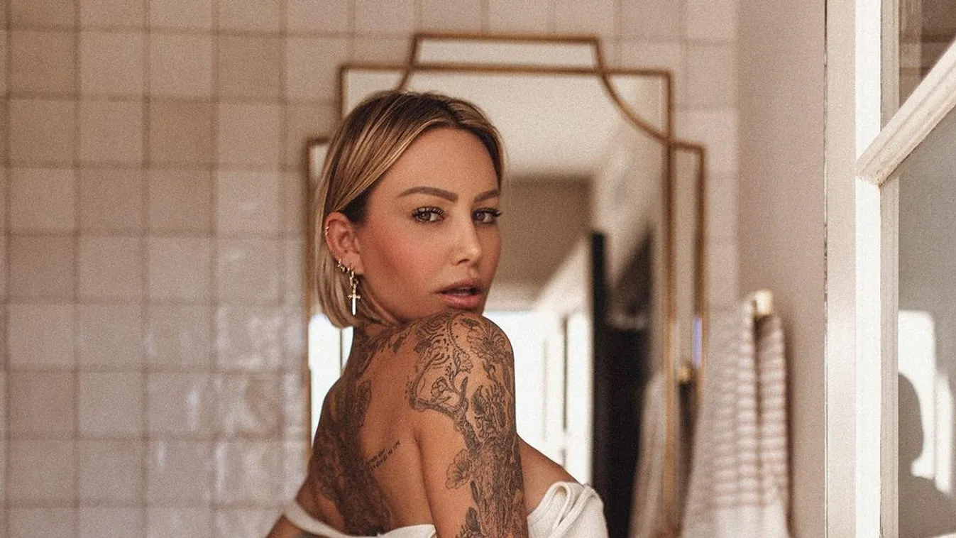 Belepirulsz, félrehúzta bugyiját a brutál mellű tetkós álomnő