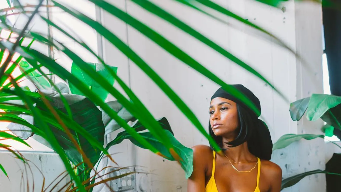 Meztelenül hintázik, lesd meg a ringó mellű üzletasszonyt