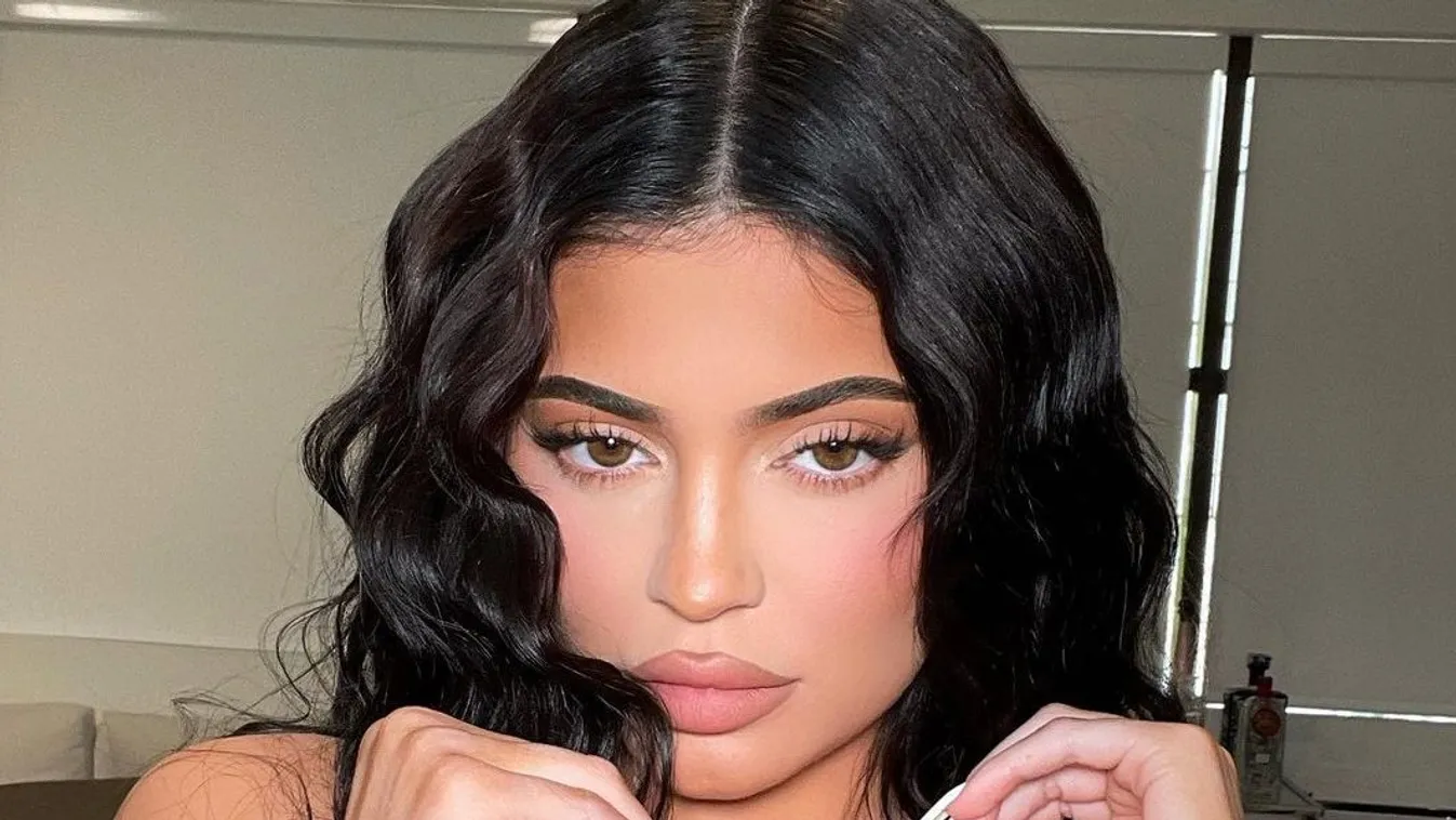 Kylie Jenner egy széttépett csipketerítőt kötött a pucér melleire - Fotó