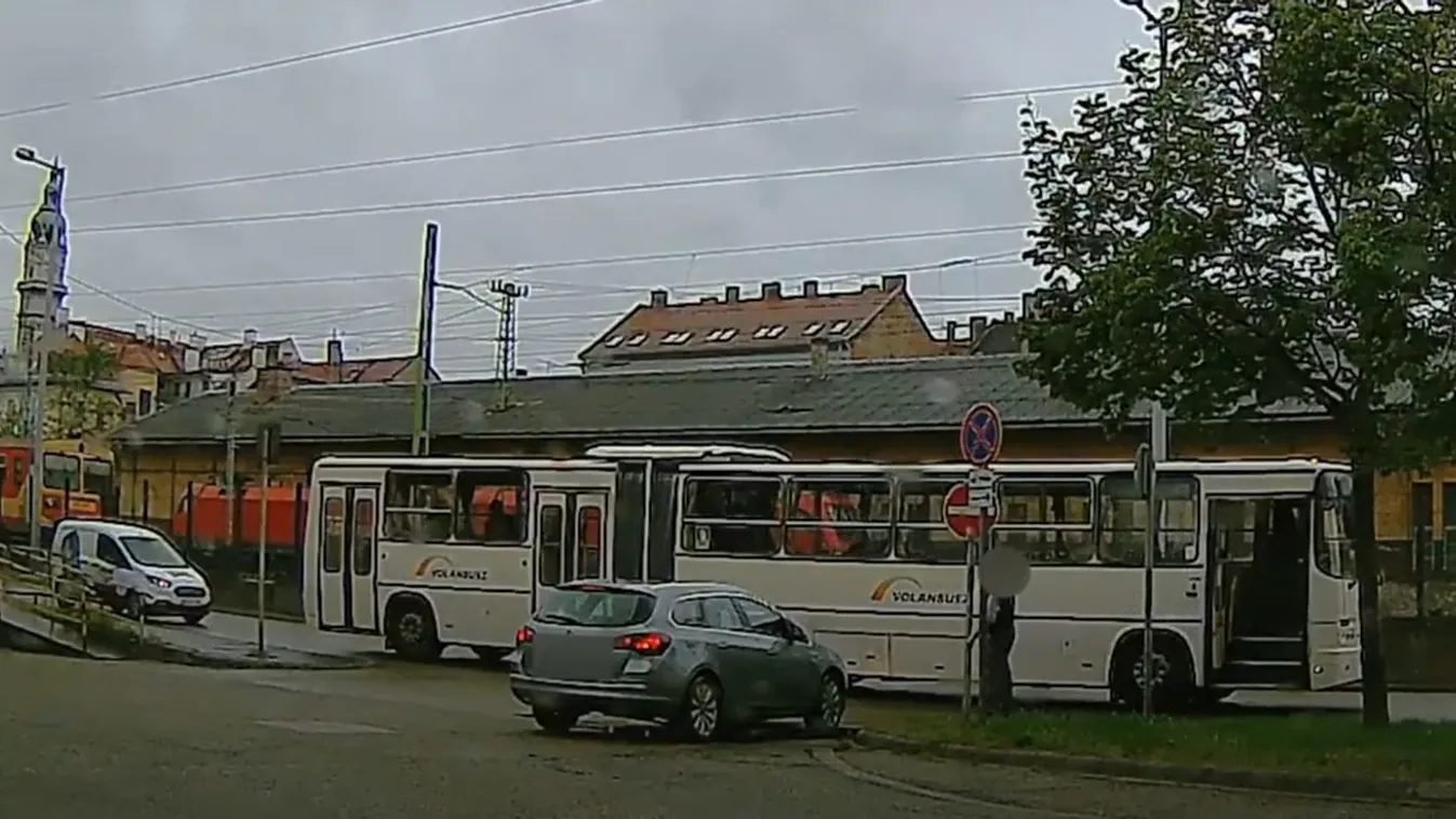 Életveszélyes mutatvány: döbbenet, hogy mit csinált ez a győri autós - videó