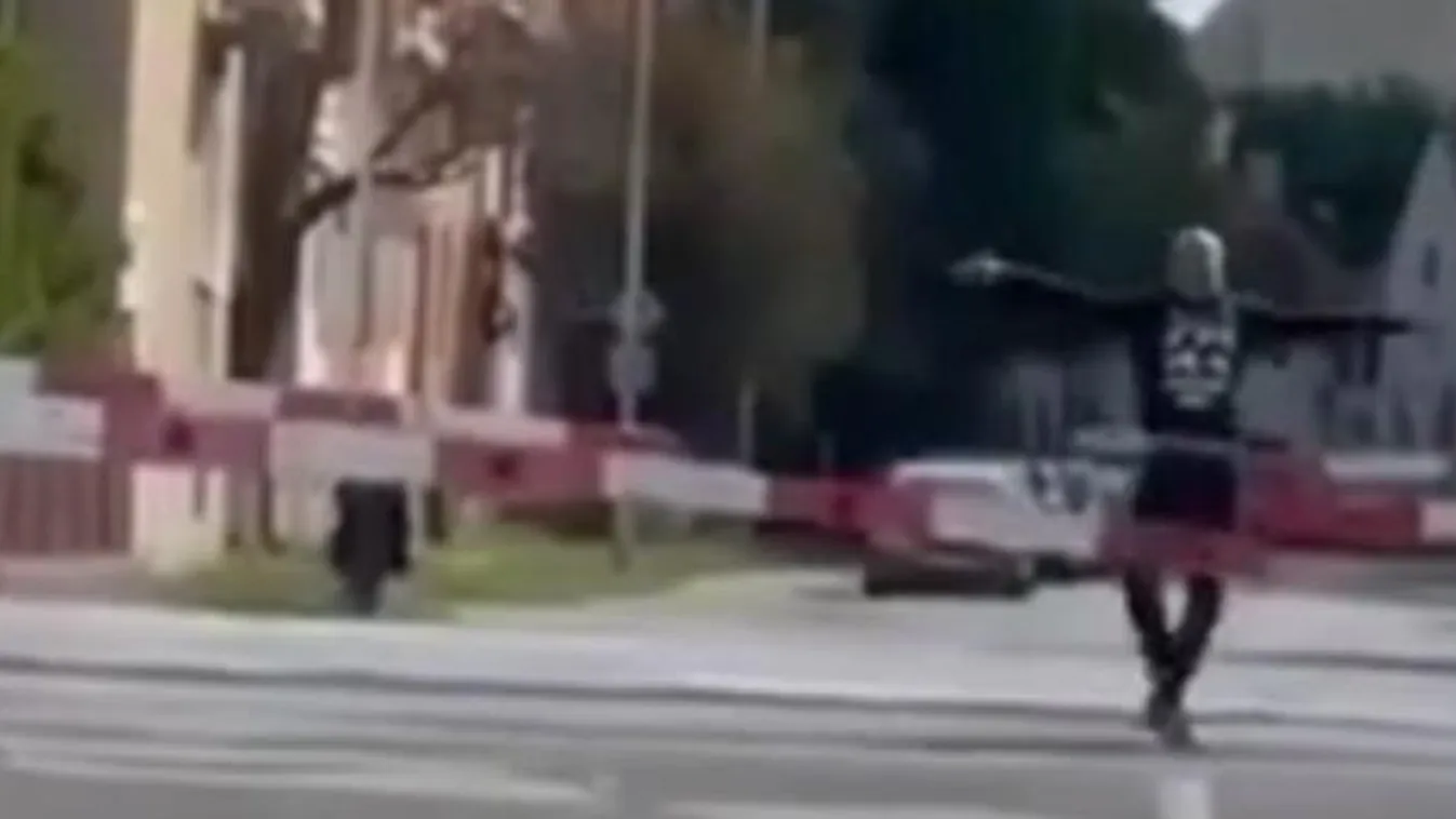 Vérfagyasztó videó: egy hajszálon múlt az élete a síneken táncoló szlovák férfinek