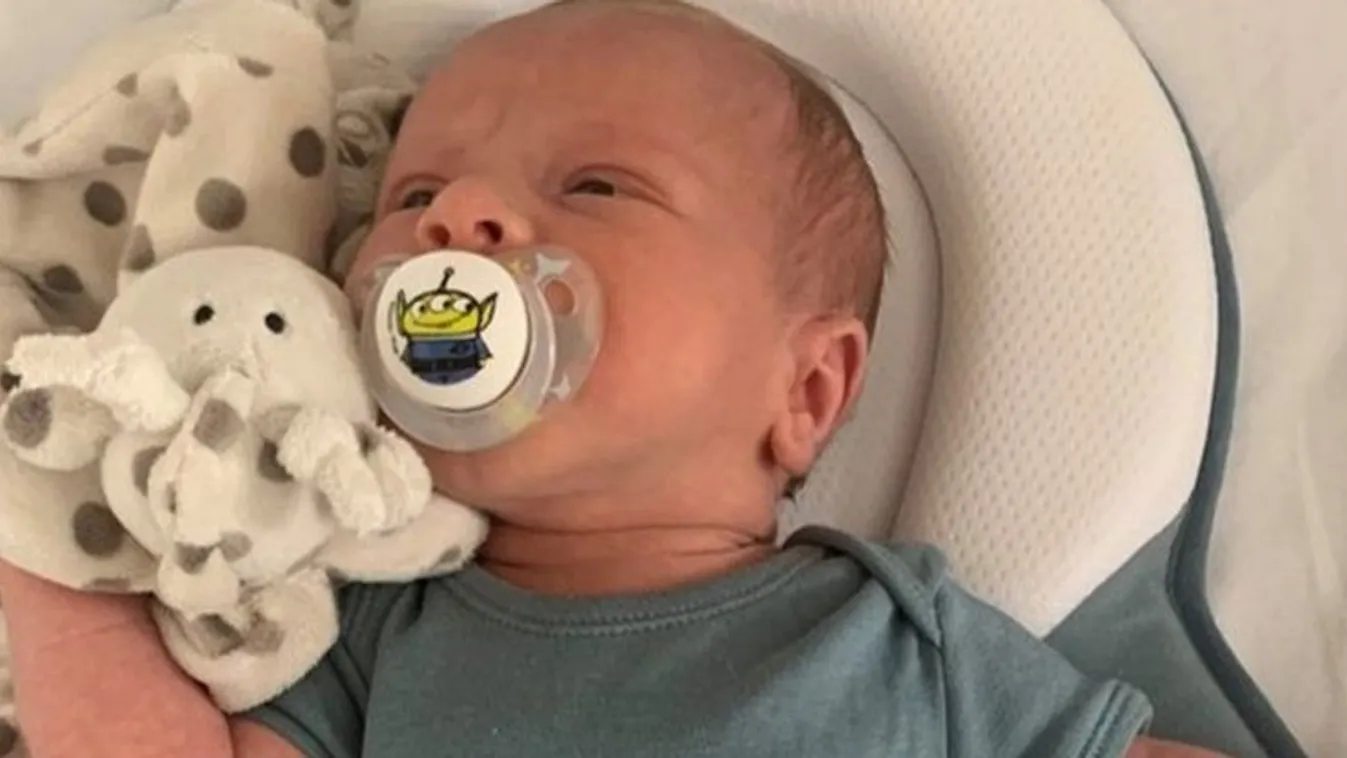 „Szállj magasra, angyalom!” – A 2 hetes csecsemőt és szüleit a járdán gázolták el