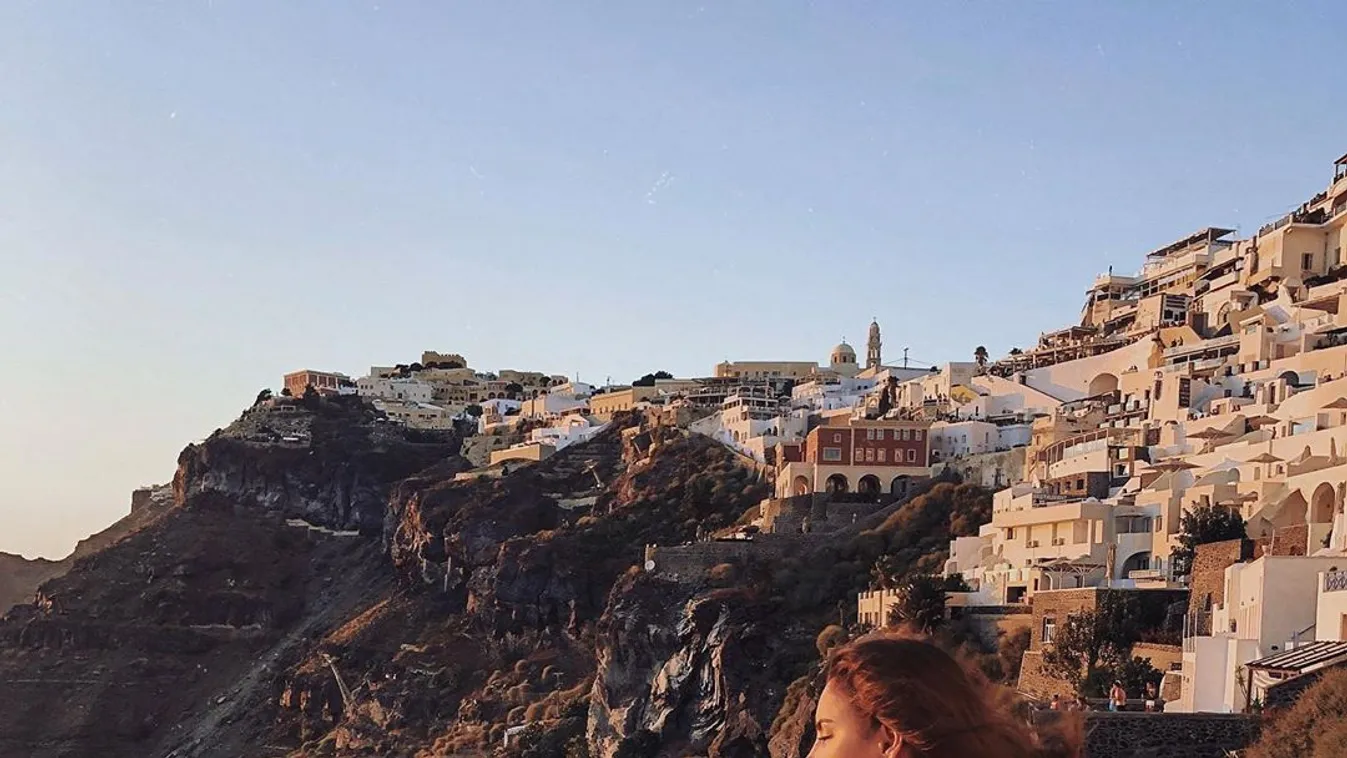 Széttárt karokkal mutatta meg ringó melleit a kirándulóknak a kebelcsoda